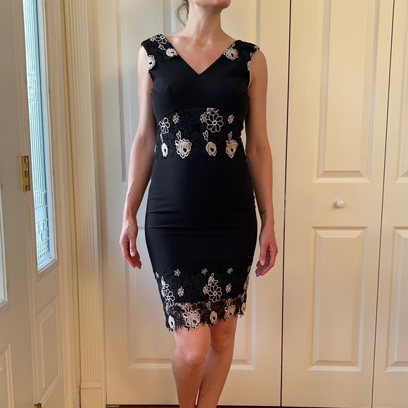 RW&CO Floral Appliqué dress - Picture 2 of 7